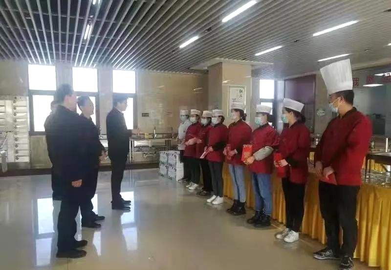 工業(yè)園區(qū)管委會、泓源公司慰問園區(qū)機(jī)關(guān)保安門衛(wèi)等一線人員(圖3)